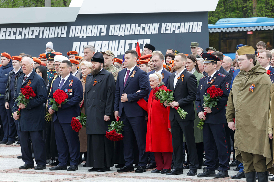 Торжественные церемонии возложения венков и цветов к мемориалам воинской доблести в День Великой Победы в Подольске